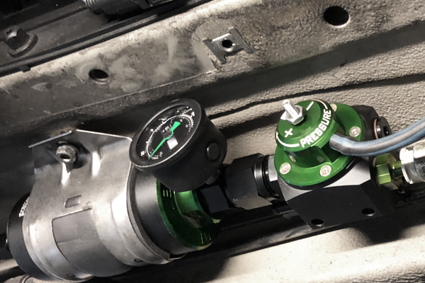 Kit Radium Engineering Regulador Presión Combustible y Filtro Microglass BMW E46 M3 - Imagen 2