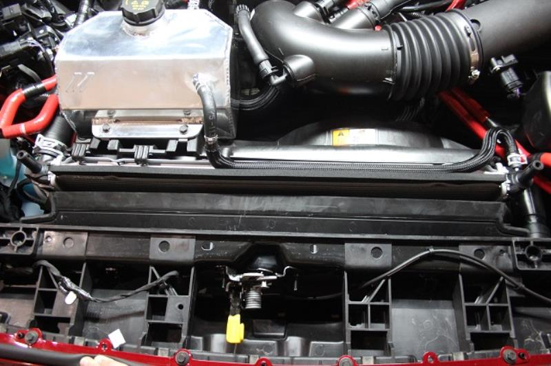 Radiador de Competición Mishimoto MMRAD-MUS8-15 para Ford Mustang GT 15+ - Imagen 5