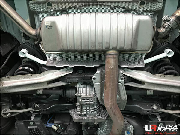 Barra Inferior Trasera Ultra Racing para Mercedes A250 / AMG W176 4WD (13+)