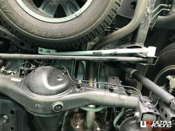 Barra Inferior Trasera Ultra Racing (3365) para Toyota Fortuner (AN150) 15-19