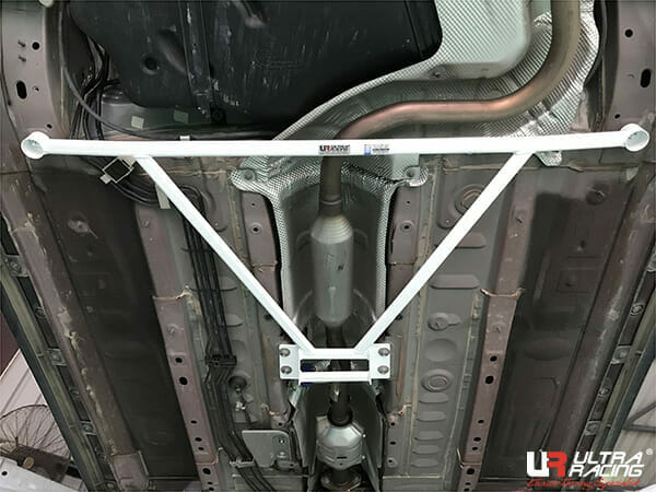 Barra Refuerzo Inferior Trasera Ultra Racing Mazda 2 DJ 14+ 1.5D