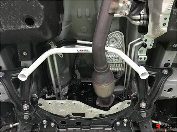 Barra Refuerzo Inferior Central Ultra Racing Toyota Alphard AH30