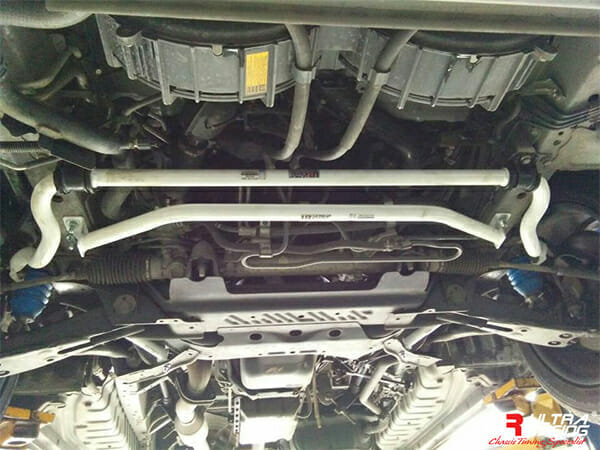 Barra Inferior Delantera Ultra Racing (2824) para Toyota Commuter (H200) 2.5D 2WD 09-14
