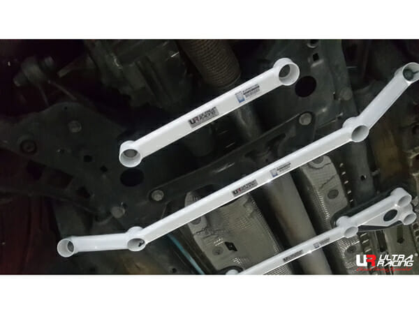 Barra Inferior Delantera Ultra Racing (2938) para Mini Countryman R60 1.6T 4WD 10-16