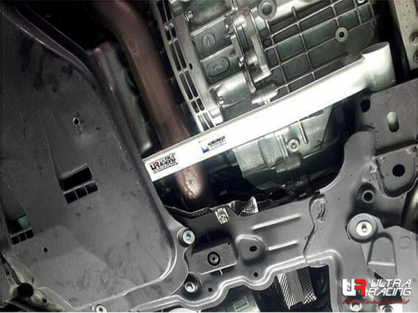 Barra Inferior Delantera Ultra Racing Para Mercedes A45 / CLA45 2WD 13+ W176