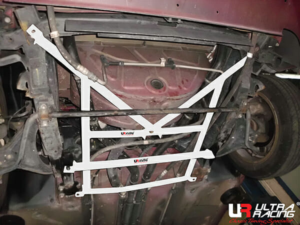 Barra Inferior Delantera Ultra Racing (3224) para MG TF 1.8 2WD (Ensamblaje Tailandia 02-05)
