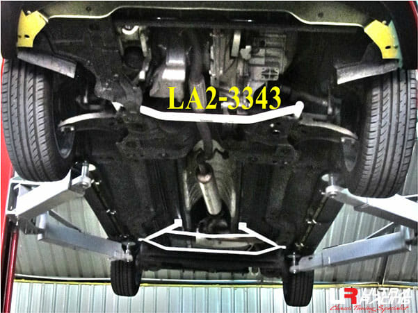 Barra Estabilizadora Inferior Delantera Ultra Racing (3343) para MG 3 1.3 2WD (Ensamblaje Tailandia 11+)