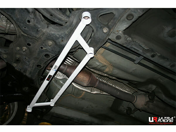 Barra Refuerzo Inferior Delantera Ultra Racing para Scion TC (AT10) 2.4 2WD 05-10 (2465)
