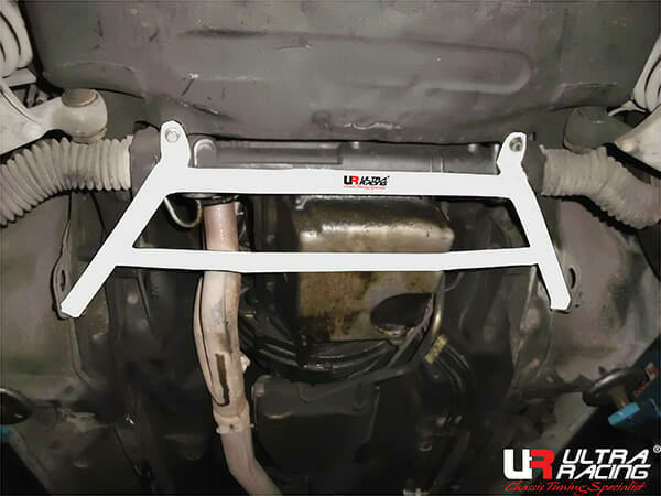 Barra Refuerzo Inferior Delantera Ultra Racing (2815) Jaguar XJ6 (XJ40) 4.0 2WD 86-94