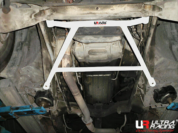 Barra Refuerzo Inferior Delantera Ultra Racing Isuzu Cameo (UCS55) 93-02