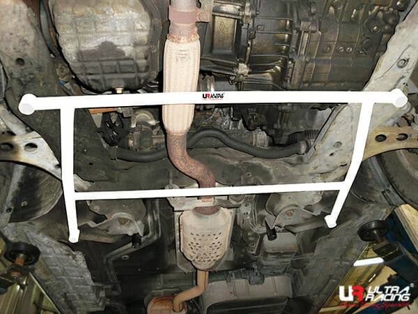 Barra Refuerzo Inferior Delantera Ultra Racing (3186) para Hyundai Trajet 2.0 2WD 99-08
