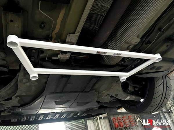 Barra de Refuerzo Inferior Delantera Ultra Racing para Renault Megane III RS