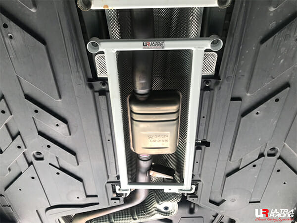 Refuerzo Inferior Central Ultra Racing (4199) para Mercedes V177 A250 2.0T 2WD Sedán 18+