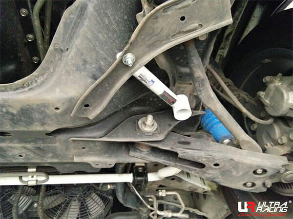 Barra de Torretas Superior Delantera Ultra Racing (2825P) Toyota Commuter (H200) 2.5D 2WD 04+