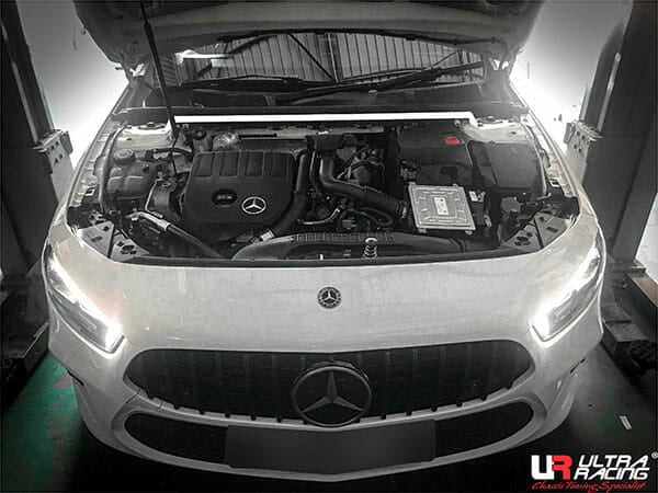 Barra de Torretas Superior Delantera Ultra Racing (4113) Mercedes V177 A200/A250 1.3/2.0T 2WD Sedán 18+