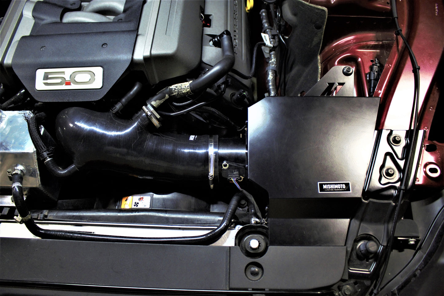Admisión de Alto Rendimiento Mishimoto MMAI-MUS8-15BK Ford Mustang GT 15-17