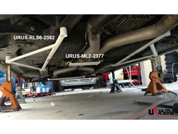 Barra Inferior Trasera Ultra Racing (2382P) para Chevrolet Camaro (SS) 6.2 V8 2WD 10-15