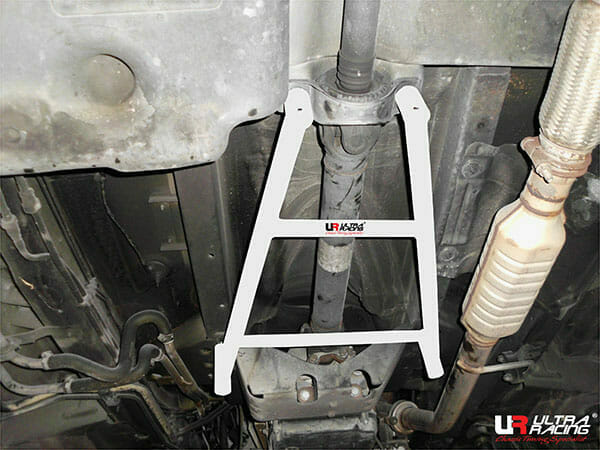 Refuerzo Inferior Central Ultra Racing para Mercedes VITO 3.0 03-14 2WD