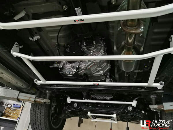 Barra Refuerzo Inferior Central Ultra Racing Toyota Hilux Revo (AN120) 15+