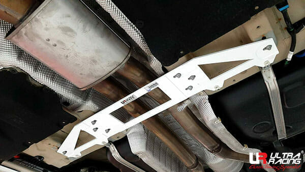 Refuerzo Inferior Central (4002) Ultra Racing para BMW G02 (X4) 3.0T 4WD 18+