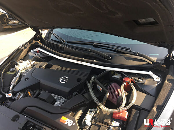 Barra de Torretas Delantera Superior Ultra Racing (3737) para Nissan Altima/Teana (L33) 2.0 2WD 12-18