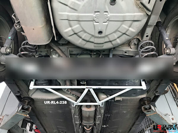Barra Inferior Trasera (238) Ultra Racing para Nissan Cube (Z12), Grand Livina, Latio y Livina