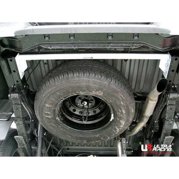 Barra Inferior Trasera Ultra Racing (875) para Nissan Navara (D40) 2.5 4WD 04-17