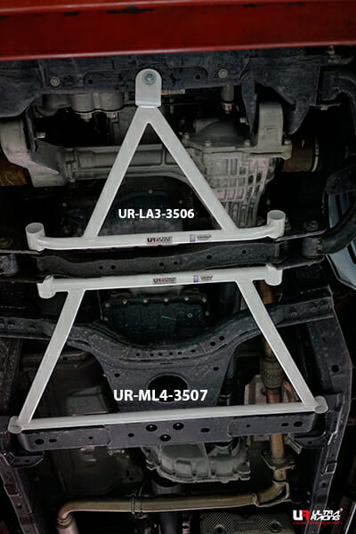 Refuerzo Inferior Central Ultra Racing (3507) para Nissan Navara (D23) 2.5D 4WD 14+