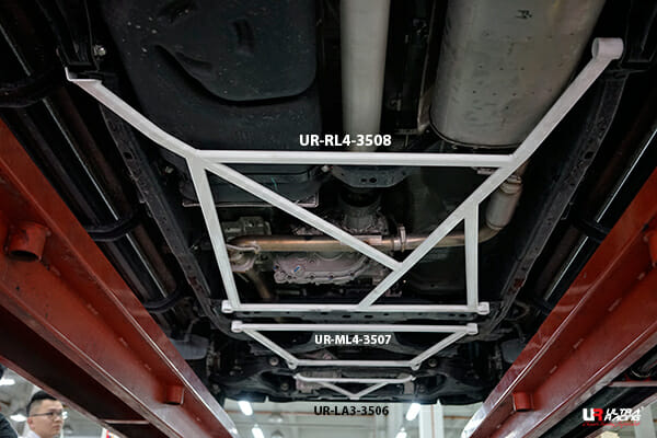 Barra Inferior Trasera Ultra Racing (3508) para Nissan Navara (D23) 2.5D 4WD 14+