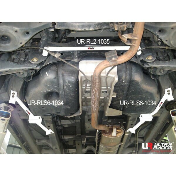 Barra Inferior Trasera Ultra Racing (1035) para Nissan Presage (U31) 2.5 2WD 03-09