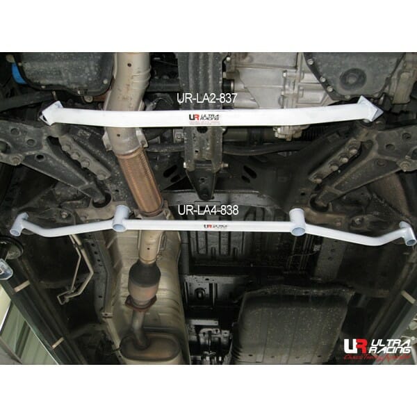 Barra Inferior Delantera Ultra Racing (837) para Nissan Serena (C24) 2.0 2WD 99-12