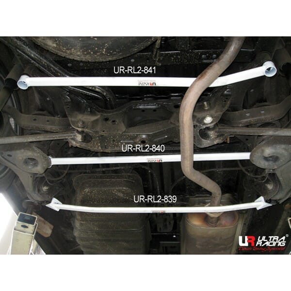 Barra Inferior Trasera Ultra Racing (839) para Nissan Serena (C24) 2.0 2WD 99-12