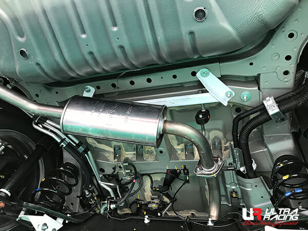 Barra Inferior Trasera Ultra Racing (3930) para Nissan Serena (C27) 2.0 2WD 16+