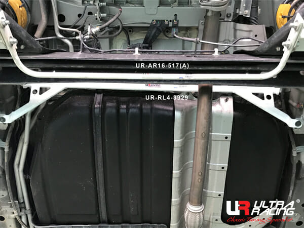 Barra Inferior Trasera Ultra Racing (3929) para Nissan Serena (C27) 2.0 2WD 16+