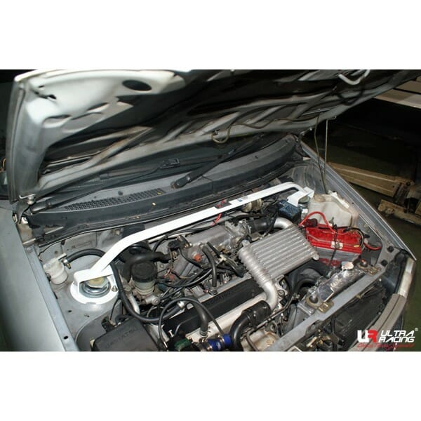 Barra de Torretas Superior Delantera Ultra Racing (064) para Perodua Kancil (L200) 94-09/03-06