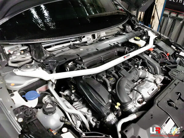 Barra de Torretas Superior Delantera Ultra Racing para Peugeot 308 1.6 T T9