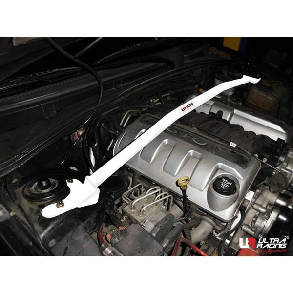 Barra de Torretas Delantera Superior Ultra Racing (2322) para Toyota Highlander (XU20) 3.0 2WD 01-07