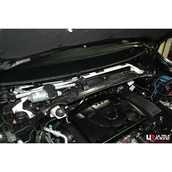 Barra de Torretas Delantera Superior Ultra Racing (3090) para Proton Iriz/Persona 1.6 2WD 14+