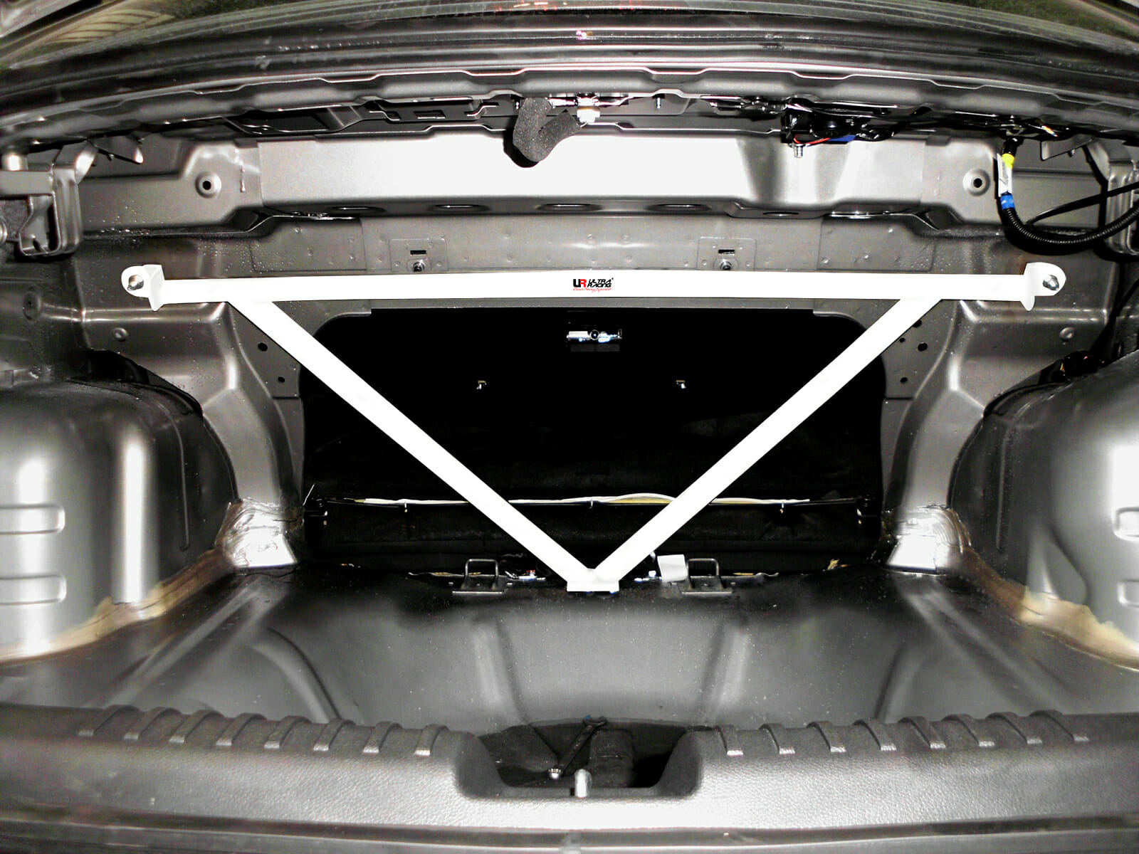 Barra de Torretas Trasera Superior Ultra Racing para Proton Saga (BT / MK4) 1.3 2WD 16+ (3747)