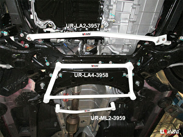 Barra Refuerzo Inferior Delantera Ultra Racing (3958) Proton X70 1.8T 2WD 19-20