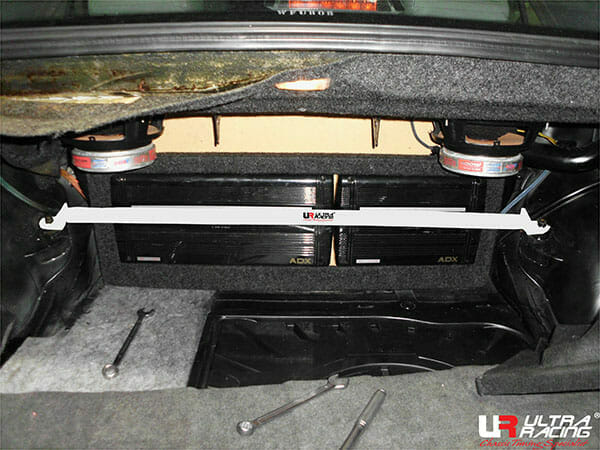 Barra de Torretas Delantera Ultra Racing para Mercedes Clase E (W124)