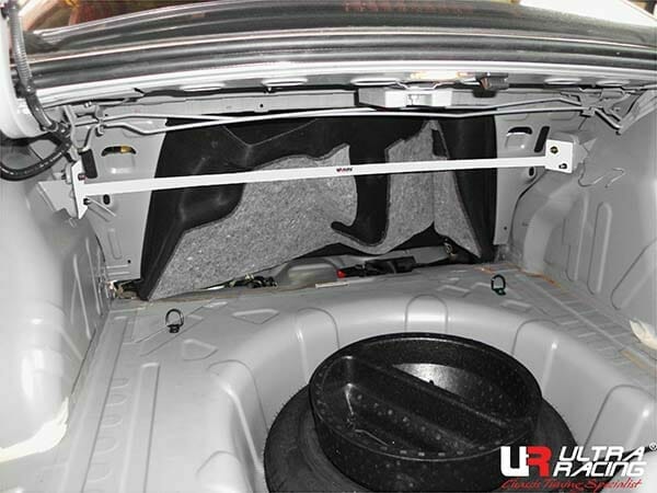 Barra de Torretas Trasera Superior Ultra Racing (2239) Renault Samsung SM3 (L38) 1.6 2WD 09-20