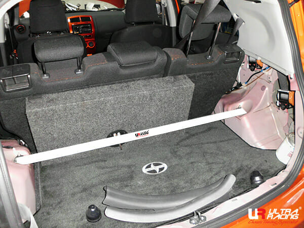 Barra de Torretas Trasera Superior Ultra Racing (2386) para Scion XD (XP110) 1.8 2WD 08-14