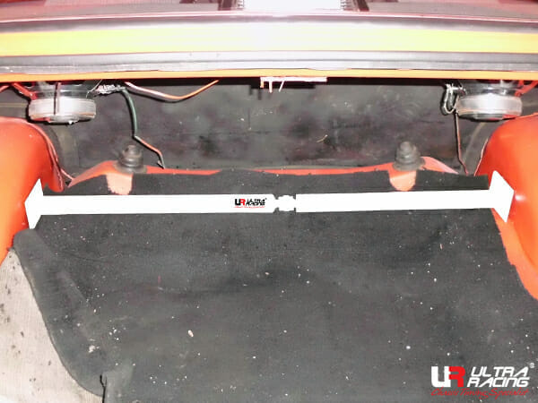 Barra de Torretas Trasera Superior (3399A) Ultra Racing para Ford Escort 1.6 2WD MT 74-80
