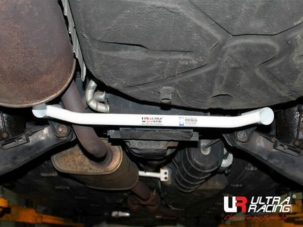Barra Inferior Trasera Ultra Racing (2270) para Ssangyong Chairman CM 2.8/3.6 2WD 97-11
