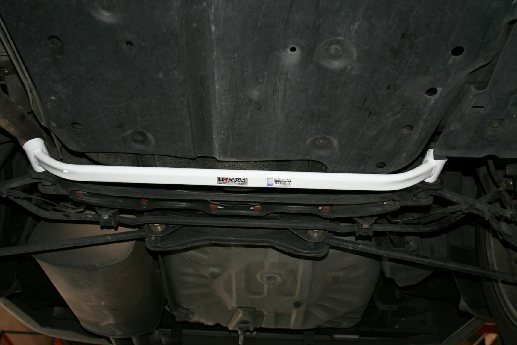 Barra Inferior Trasera Ultra Racing (2363) Acura RL KA-9 / Honda Legend