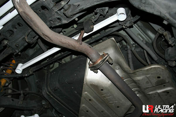 Barra Inferior Trasera Ultra Racing (2468) para Scion TC (AT10) 2.4 2WD 05-10