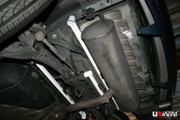 Barra Inferior Trasera Ultra Racing (2469) para Scion TC (AT10) 2.4 2WD 05-10