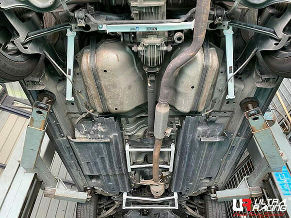 Barra Inferior Trasera Ultra Racing (2867) para Mazda CX-7 2.3 4WD 06-12