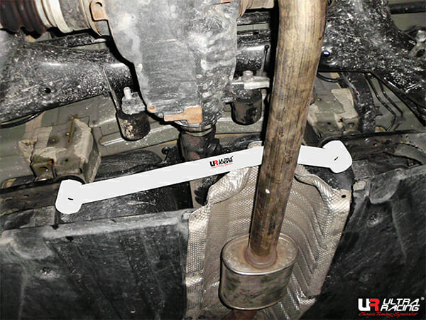 Barra Inferior Trasera Ultra Racing (2891) para BMW F25 (X3) 2.0D 4WD 11-17